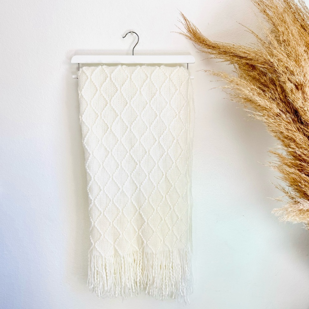 2 BEDSURE TARGET White Ivory Jacquard Weave Knitted Tassel Fringe Blanket Throw